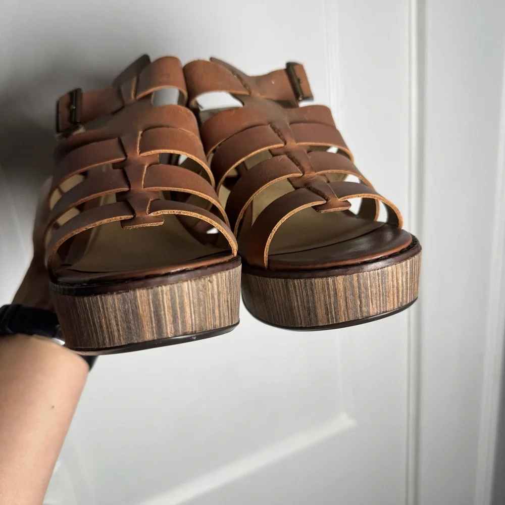 Very Volatile Los Angeles Leather Platform Tan Strappy Heels size 9